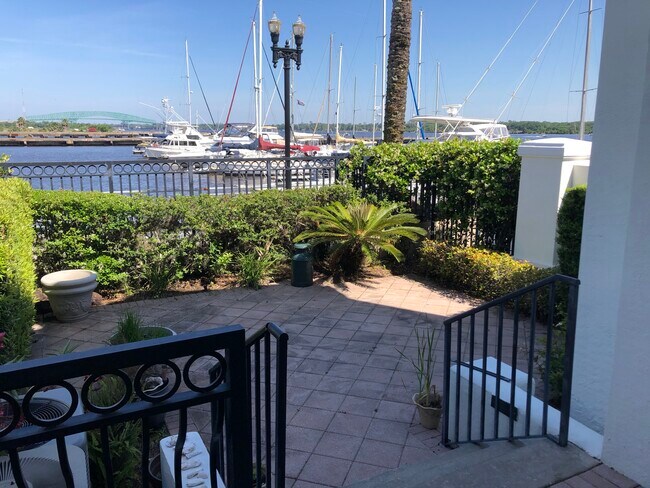 Foto del edificio - 420 E Bay St