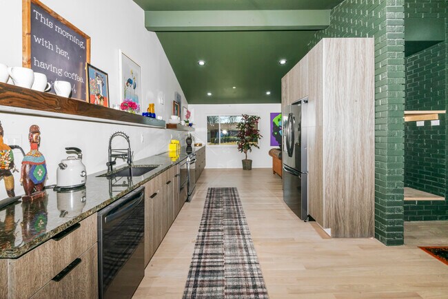 Foto del edificio - MCM Ranch : Modern 5BR Near Henry Ford & McLaren
