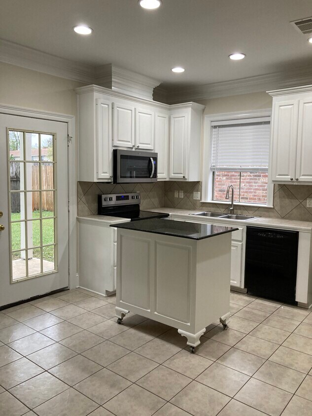 Building Photo - 10776 Woodland Oaks Dr