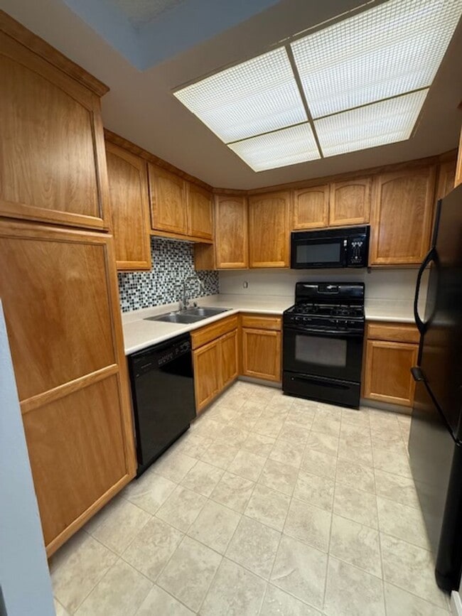 Foto del edificio - Rare 2 bedroom/1 bathroom Single Story Con...