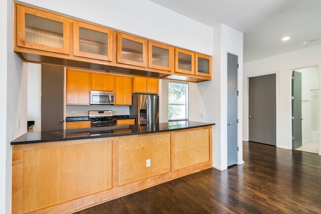Building Photo - UT PRE LEASE: 2006 Constructed 6 bed / 3 b...