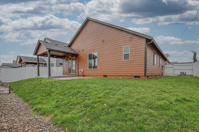 Building Photo - Updated 3 Bedroom 2 Bathroom Home in Battl...