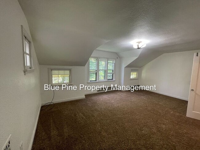 Building Photo - 302 12th St