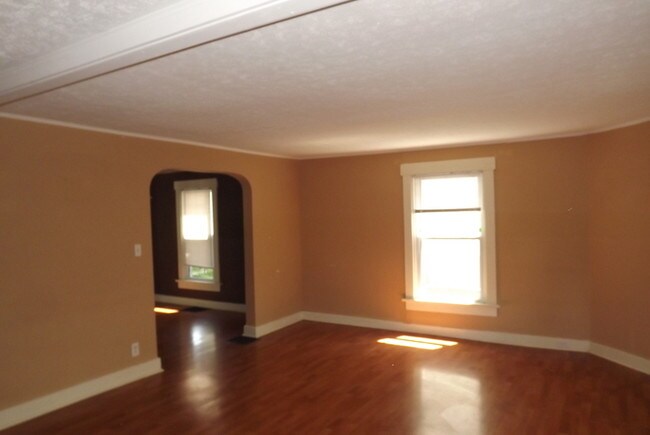 Building Photo - COMING SOON! Spacious 3 Bed 1 Bath