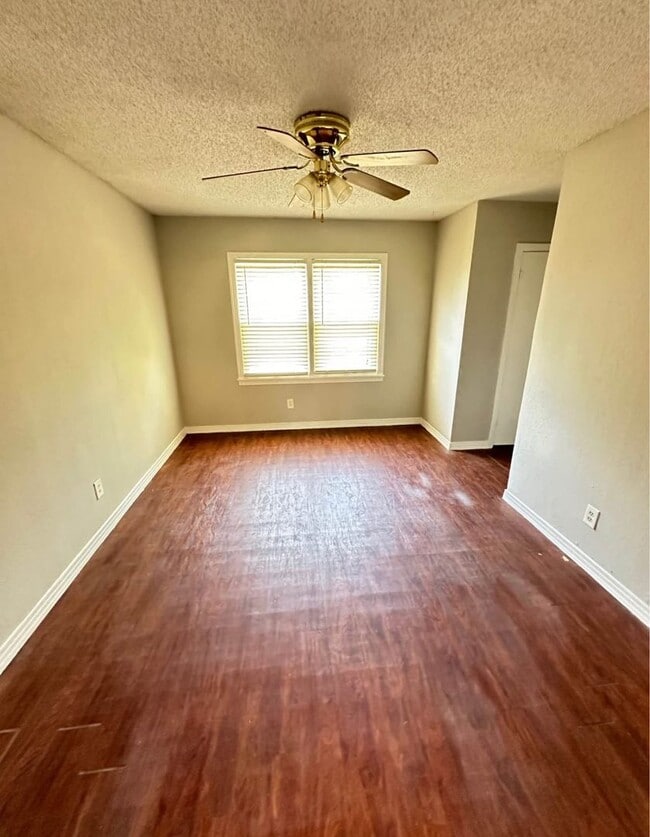 Building Photo - Cute 4 bedroom, 2 bath home with a carport and a big back yard!