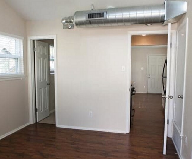 Building Photo - Renovated, modern, and amazing location ne...