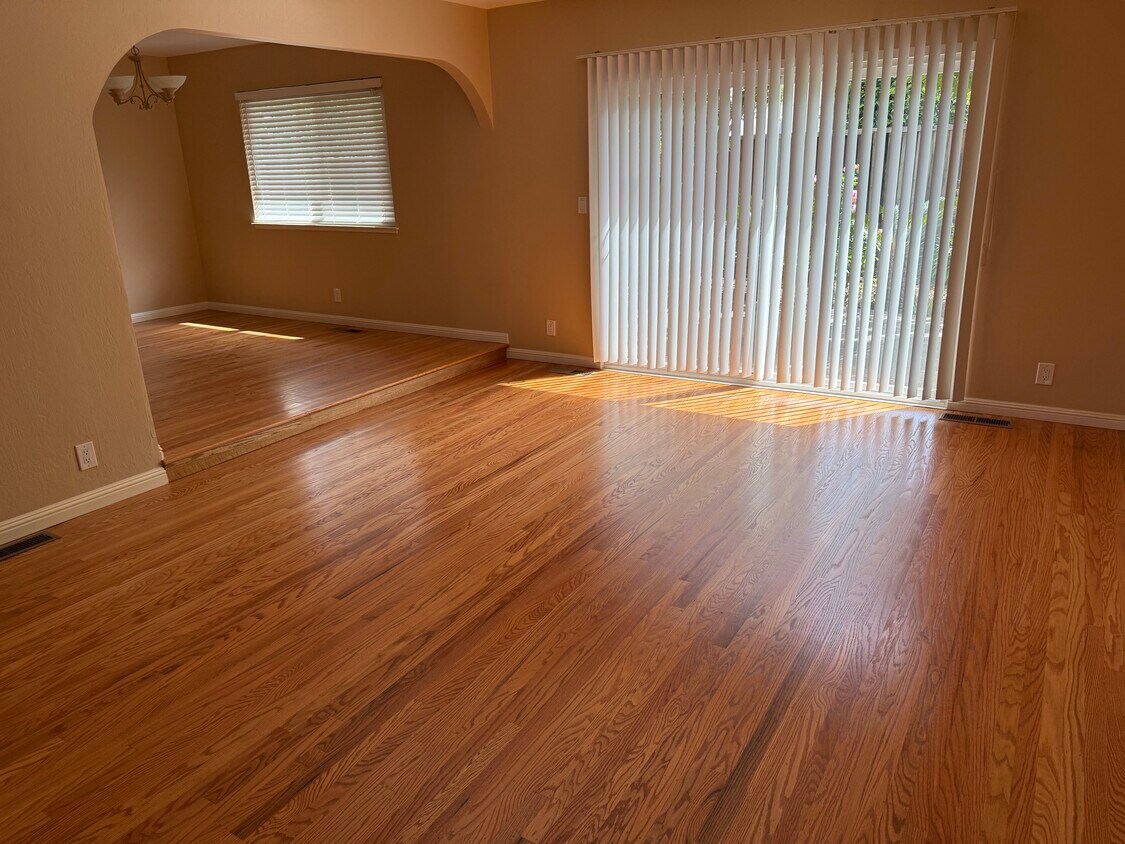 Comedor renovado - 1255 Regency Pl