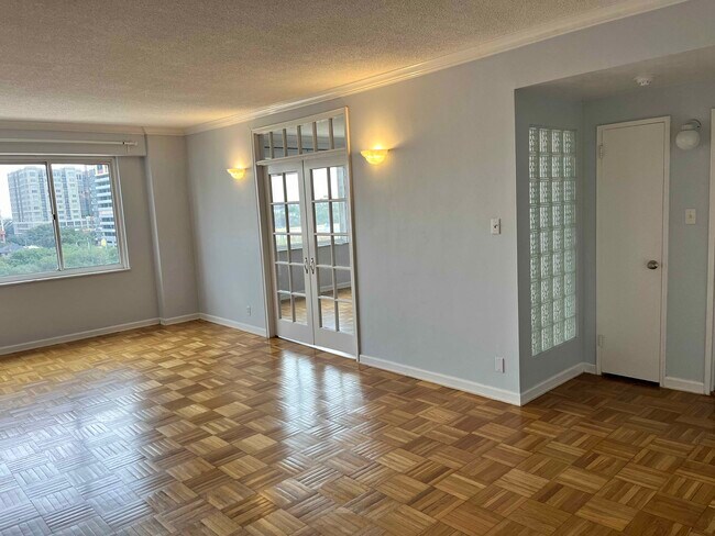 Spacious living room - 1400 Hermann Dr