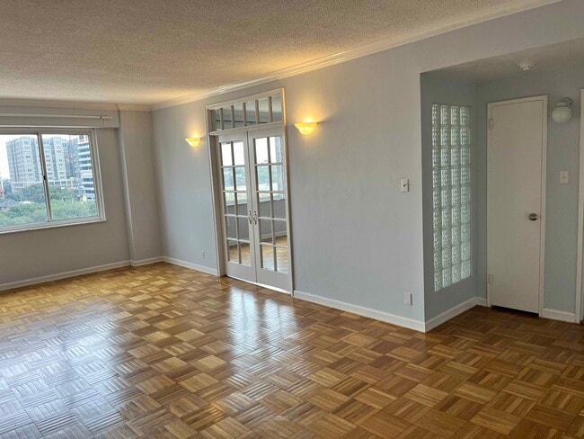 Spacious living room - 1400 Hermann Dr