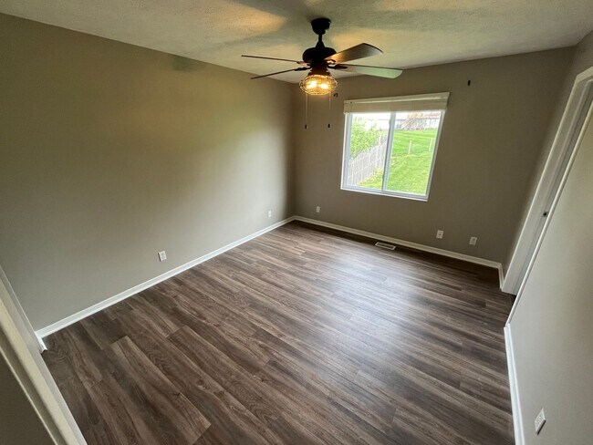 Building Photo - Bright & Spacious 3 Bedroom Bellevue Home!!