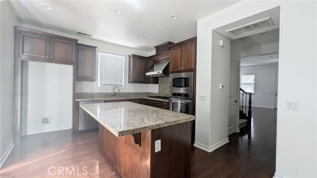 Foto del edificio - 236 Tulip Tree Ave
