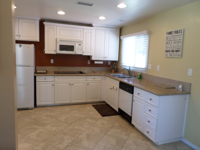 Foto del edificio - 3 bedroom 1 bath newly remodeled home in E...