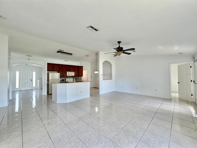 Foto del edificio - 3264 Deltona Blvd