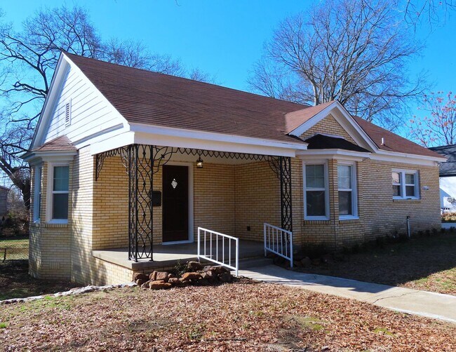 Foto del edificio - Newly Renovated 2 Bedroom, 1 Bathroom Cottage w/ Large Backyard! Storage Building