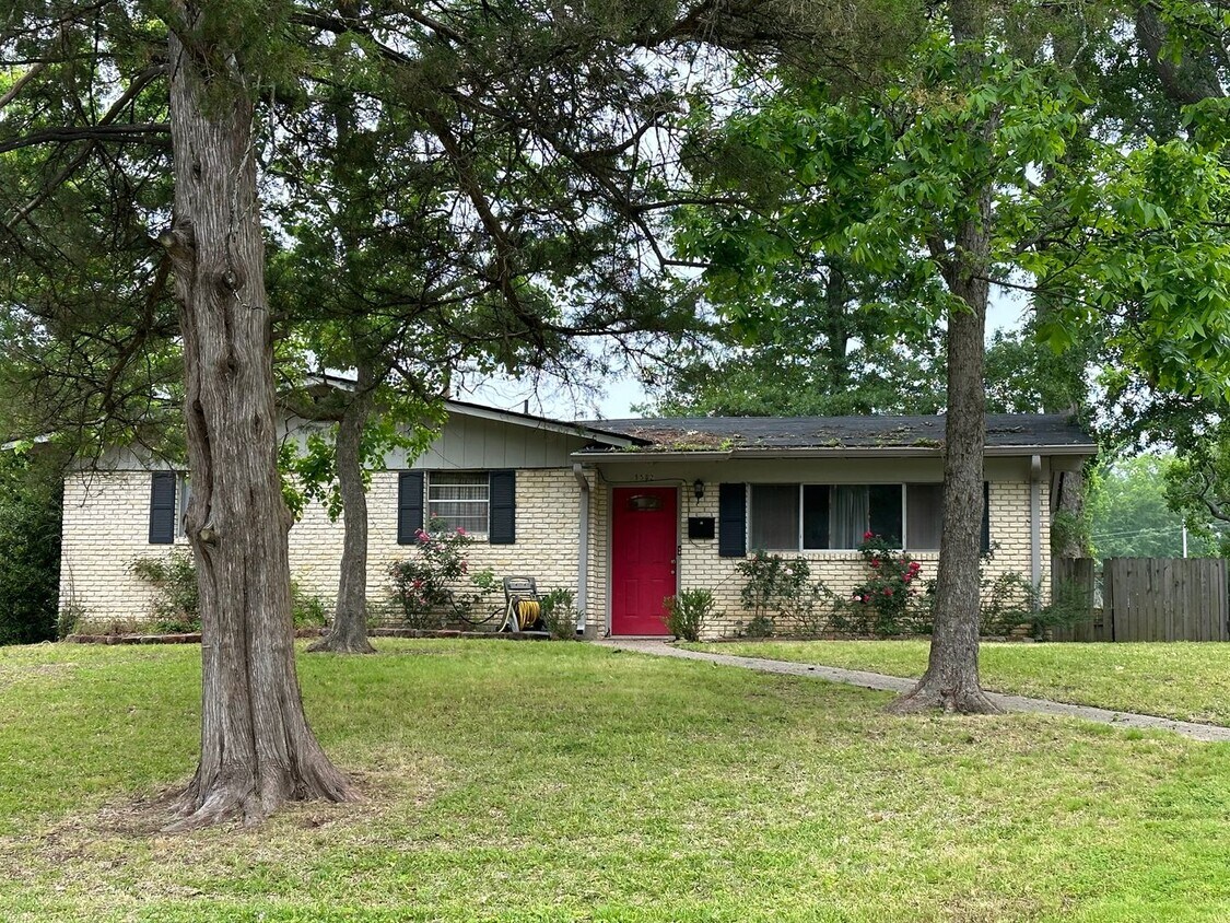 Primary Photo - Spacious Southern Hills Home