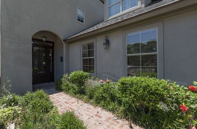 Building Photo - 4 Bedroom house with pool for rent