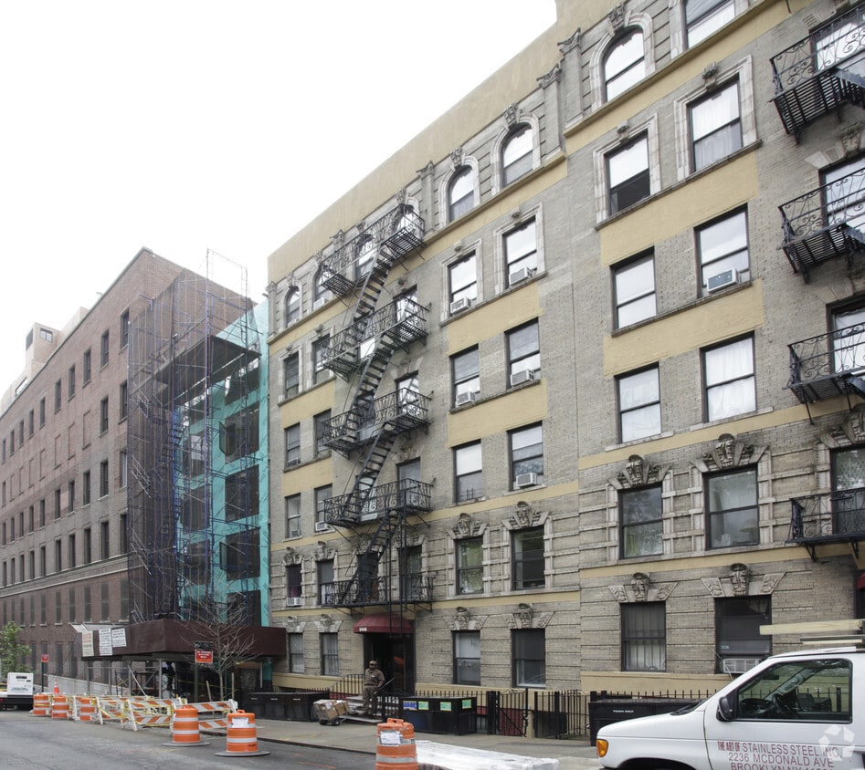 Primary Photo - 146 E 98th St