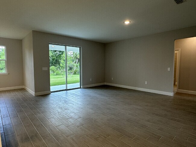 Building Photo - "Charming 3-Bedroom Home with 2 Full Baths...