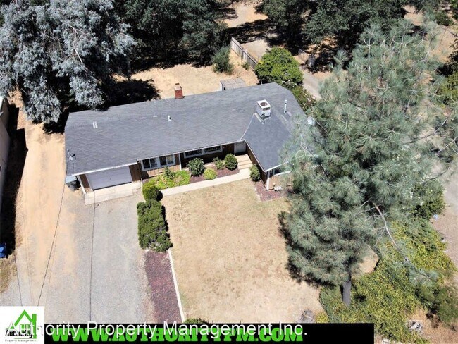 Building Photo - 3 br, 2 bath House - 1634 Lake Blvd.