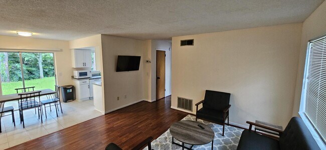 Foto del edificio - 8455 Frost St N