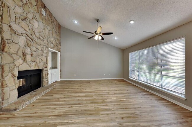 Foto del edificio - 542 Enchanted Hollow Dr