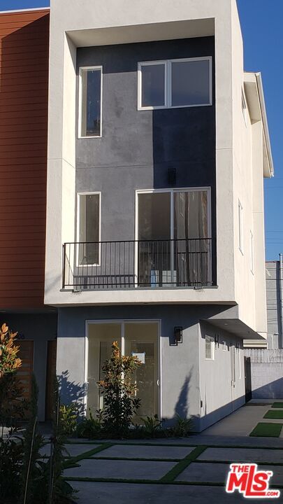 Building Photo - 2406 S Dunsmuir Ave