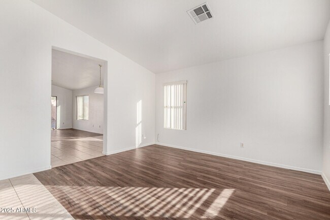 Foto del edificio - 15928 W Smokey Dr