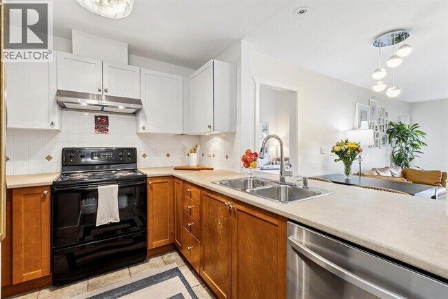 Building Photo - 404 W 23 St