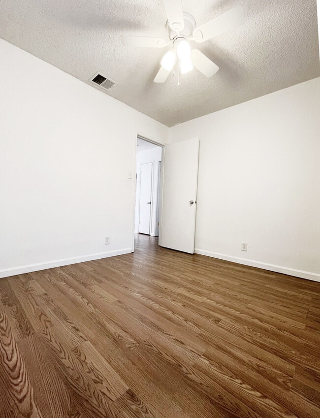 Building Photo - 14431 Edgemont St