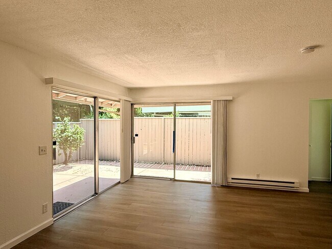Foto del edificio - Updated 1 Bedroom Condo with Oversized Private Patio in Prime Mountain View Location