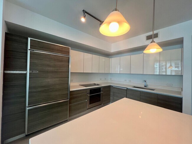 Building Photo - 1100S S Miami Ave