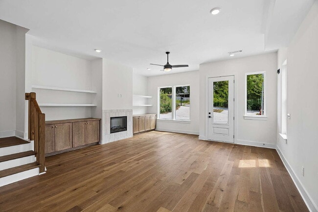 Building Photo - "Chic Nashville Townhouse: 3 Beds, 3 Baths, with Granite Elegance & Cozy Fireplace!"