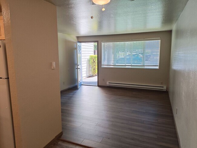Building Photo - Corner Unit!