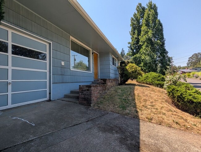 Photo - Spacious 2bd/1bth ~ w/ 1 Car Garage - Fantastic Location ~ Close to Everything!! House