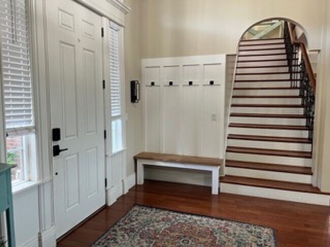Foto del edificio - Very Spacious 6 bedroom home with amazing ...