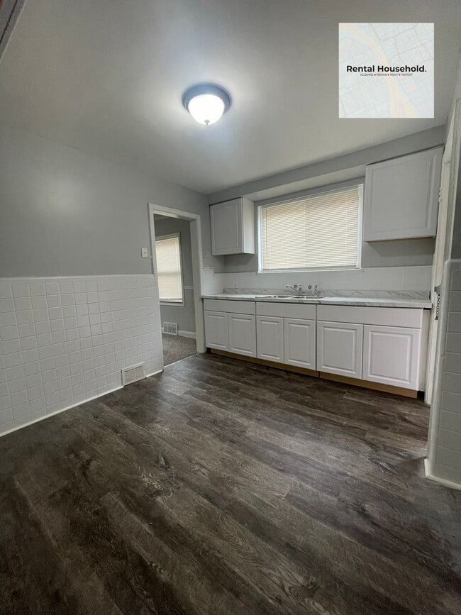 Building Photo - Stunning Renovated 3-Bedroom Bungalow-Move In Ready!!!
