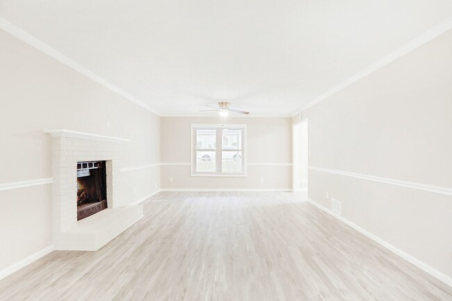Building Photo - 1307 Williamsburg Ln