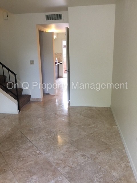 Building Photo - Great 2 Bed / 2.5 Bath Townhome!