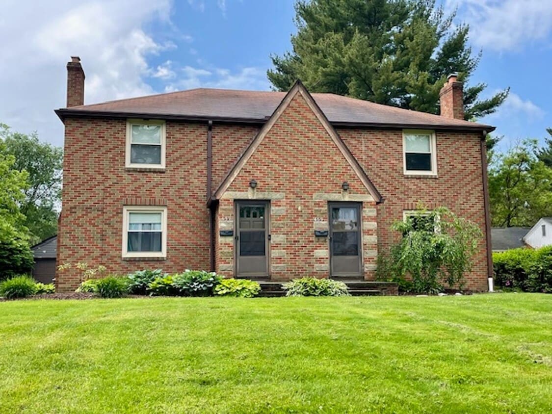 Primary Photo - WOODLAND - Exceptional 2 Bedroom Available!