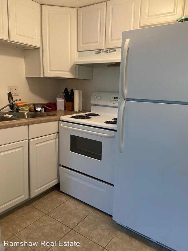 Building Photo - 1 br, 1 bath Room For Rent - 310 E. Chalmers