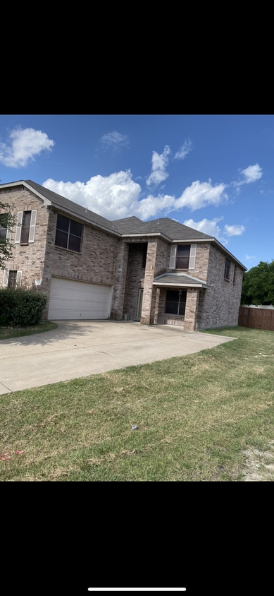 Building Photo - Massive home In Red Oak!!!!