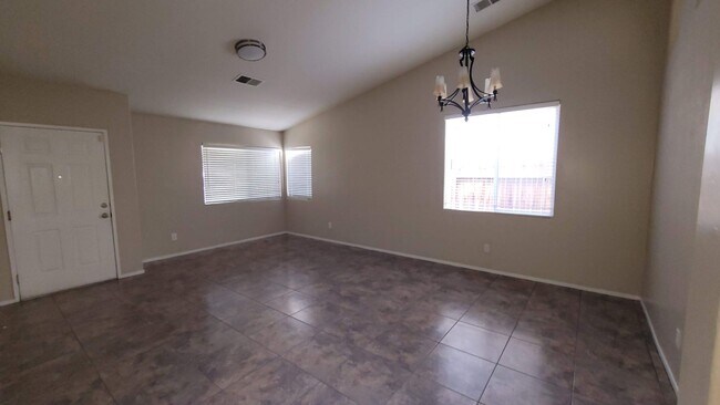 Foto del edificio - 4 bedroom 2-baths