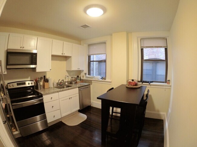 Building Photo - 1462 Beacon St