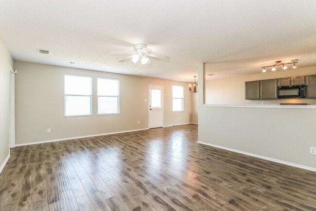 Building Photo - 321 Daisy Ln