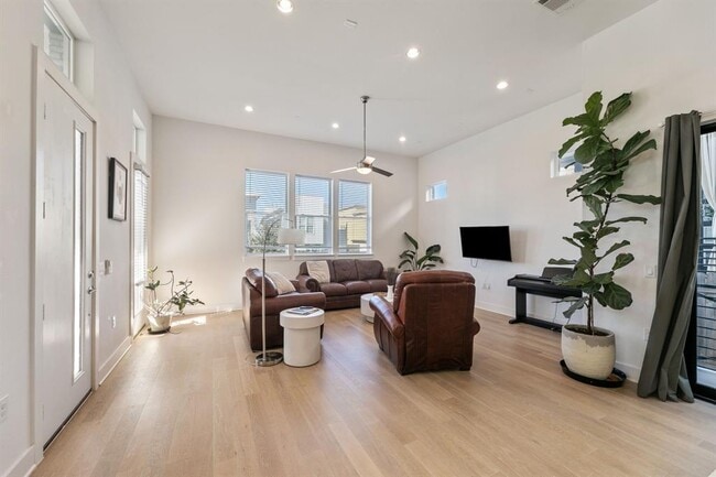 Building Photo - 6101 Florencia Ln