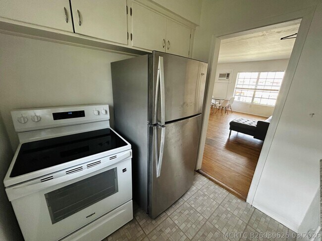Foto del edificio - 661 SW 11th St