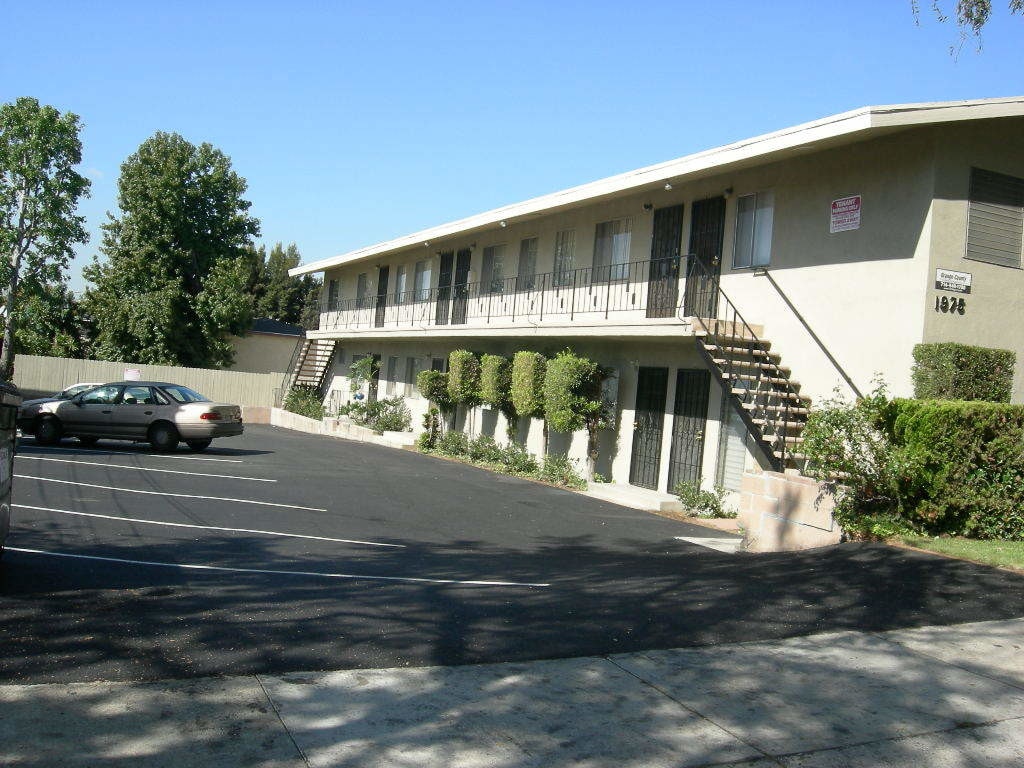 1975 N Stanley Ave, Los Angeles, CA 90046 Apartments at 1975 N