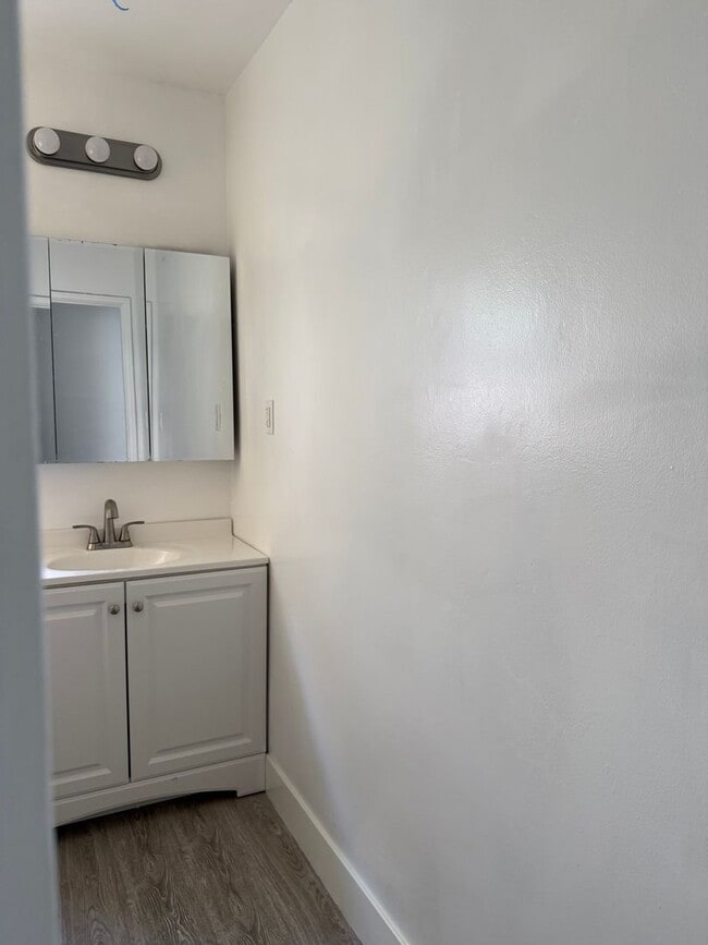Building Photo - Van Nuys, 2br -1ba HOME
