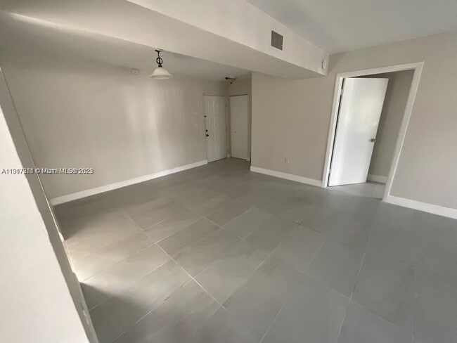 Foto del edificio - 731 N Pine Island Rd