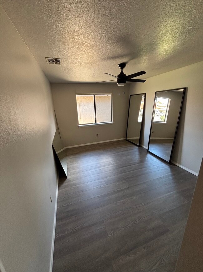 Foto del edificio - 27535 Lakeview Dr